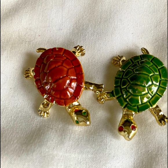 Jewelry - 1/2off4• twin turtle brooches